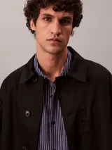 Camisa de manga larga Calvin Klein con estampado de rayas verticales finas, cuello camisero y cierre frontal con botones.