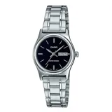Reloj Casio analógico para mujer, con caja y correa de acero inoxidable plateado. Esfera redonda negra con marcadores de hora plateados y ventana de día/fecha a las 3.