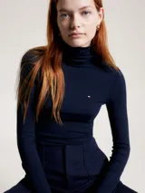 Remera azul marino de corte slim con cuello tortuga y mangas largas. Tejido acanalado y logo de Tommy Hilfiger bordado en el pecho.