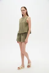 Short de algodón a rayas, de calce medio y diseño ancho, con bolsillos laterales.