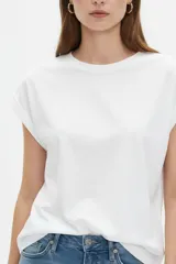 Remera de algodón color azul, de corte holgado, cuello redondo y mangas cortas con vuelta.