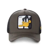 Gorra tipo trucker con frente de gabardina gris y parte trasera de malla negra. Presenta un parche cuadrado bordado en el frente con la imagen del Pato Lucas y la inscripción Daffy.