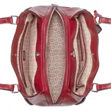 Cartera Guess modelo Elsa de color rojo, confeccionada en símil cuero con herrajes plateados y logo triangular frontal. Cuenta con doble asa de hombro, cierre superior y un pequeño monedero colgante removible con el nombre de la marca.