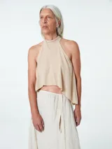 Top color beige con cuello halter y espalda descubierta.