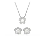 Conjunto de joyería compuesto por un collar y un par de aros de botón, ambos con diseño de flor. Cada pieza presenta una perla de cristal central rodeada de pétalos con pavé de cristales brillantes, con baño de rodio.
