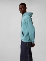 Buzo canguro Calvin Klein de color celeste, confeccionado en tejido French Terry. Presenta capucha con cordones ajustables, bolsillo frontal tipo canguro, puños y dobladillo acanalados, y el monograma de la marca bordado en el pecho.