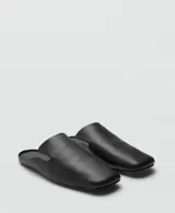 Zapato tipo mule de cuero ovino, con diseño minimalista, punta cuadrada y suela plana.