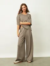 Enterito de una sola pieza color azul oscuro, con cuello redondo, mangas cortas y pantalón de corte ancho. Presenta cintura elástica y diseño minimalista.
