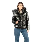 Campera puffer negra de acabado brillante, con cierre frontal, bolsillos laterales y capucha con borde de piel sintética.
