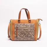 Bolso tipo tote bag de mujer, con cuerpo principal en color camel y paneles laterales en verde oliva con textura de cocodrilo. Presenta un bolsillo frontal con estampado de leopardo. Las asas de mano y la correa ajustable son de color camel con costuras visibles.
