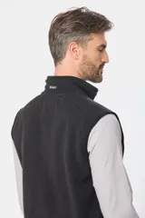 Chaleco de abrigo confeccionado en tejido polar, con cierre frontal completo, cuello alto y bolsillo vertical en el pecho con logo bordado en contraste.