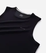 Musculosa deportiva Get Over de color negro, con cuello redondo y diseño sin mangas. Confeccionada en mezcla de modal, poliéster y elastano con tecnología Dry de secado rápido, e incorpora una pequeña estampa minimalista numérica en el pecho.