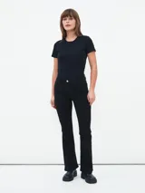 Pantalón jean estilo oxford color negro, de tiro medio con bolsillos delanteros y traseros.