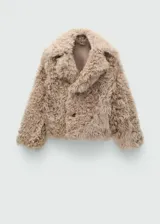 Abrigo corto de piel ovino con diseño reversible y doble faz. Presenta cuello con solapas de muesca, cierre delantero cruzado con botones y mangas largas.