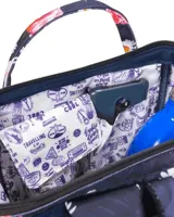 Mochila Cabaia modelo Adventurer, con diseño estampado de flores sobre fondo azul marino. Cuenta con doble asa superior, bolsillo frontal con cierre y detalles en cuero sintético.