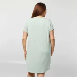 Camisón corto de jersey color celeste con bolsillo en el pecho y mangas cortas.