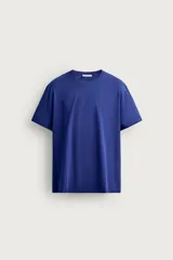 Remera básica de corte regular fit, color azul, con cuello redondo y mangas cortas.