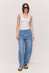 Musculosa básica de escote redondo y canalé ajustado al cuerpo, con tiras finas y terminación limpia en el ruedo.