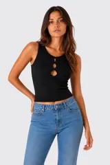 Top sin mangas al cuerpo, confeccionado en tejido acanalado, con diseño cut-out en el frente y cuello a la base.