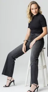 Pantalón de jean negro de tiro alto y corte recto, con detalles de strass en los laterales.