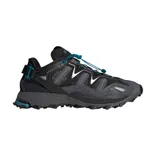 Championes de trail running Adidas Hyperturf Adventure, color negro con detalles en gris y acentos en azul petróleo. Presentan un diseño robusto con malla técnica, refuerzos sintéticos, sistema de ajuste rápido con cordón elástico y suela con tecnología Adiprene+ para mayor amortiguación.
