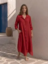 Vestido camisero largo y amplio, color rojo, de manga larga con presilla para arremangar, cuello camisero y cierre frontal con botones de nácar.