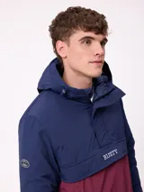 Campera tipo canguro con capucha, diseño color block en azul marino y bordó. Cuenta con cierre frontal parcial, bolsillos laterales y logo de la marca bordado en el pecho.