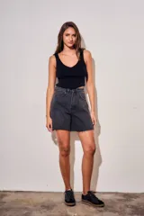 Bermuda de jean estilo wide leg, color negro lavado, con tiro medio, bolsillos laterales y ruedo desflecado.