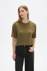 Remera color tostado de viscosa con textura acanalada, manga corta, corte holgado y cuello redondo.