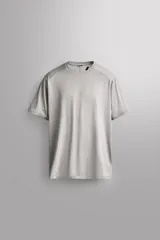Remera de entrenamiento regular fit de Zara Athleticz, confeccionada en tejido técnico verde melange con estructura, ligero y elástico. Cuenta con tecnología Quick Dry nivel 2, cuello redondo, manga corta, costuras planas y detalle de logo estampado.