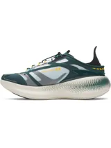 Championes deportivos Under Armour modelo Echo, con diseño técnico y moderno. Presentan una parte superior translúcida multicapa con malla transpirable, sistema de cierre de cordones elásticos asimétricos y amortiguación reactiva UA HOVR en la entresuela. El diseño combina tonos verde oscuro, blanco, amarillo y detalles en azul.