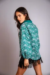 Camisa color crema con bordado de flores blancas, de manga larga abullonada y cuello clásico.