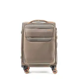 Valija de cabina color khaki, marca Hamburgo, confeccionada en material textil. Cuenta con un compartimento interno con cierre, un compartimento externo con cierre, candado TSA y cuatro ruedas.