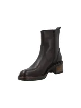 Botin de cuero marrón RKF modelo Sicilia, con paneles elásticos laterales y taco cuadrado con acabado símil madera.