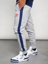 Pantalón de jogging azul marino de felpa con corte ajustado y banda lateral gris.