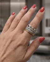 Anillo ancho de plata 925 y lámina de oro 18k, con diseño de eslabones de cadena en la parte superior, una franja central con incrustaciones de circonias y base dorada.