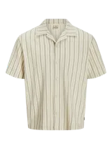 Camisa de manga corta con cuello clásico y corte relajado, confeccionada en tejido de punto jacquard con mezcla de algodón, poliéster y elastano. Diseño a rayas verticales en tonos beige y marrón.