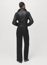 Pantalón de tiro medio color negro, de diseño recto y largo, con trabillas en la cintura, dos bolsillos laterales y cierre oculto con botón, gancho y cremallera.