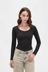 Top de manga larga de nylon negro, al cuerpo, con escote redondo y diseño ajustado.
