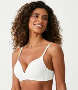 Soutien básico de microfibra color blanco, con relleno triangular suave, sin aro, con detalle en los laterales, espalda doble y tirantes finos.