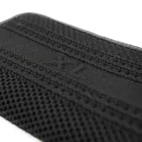 Billetera negra con textura tejida, cierre perimetral y logo XL en el centro. Cuenta con múltiples compartimentos internos y herrajes plateados.