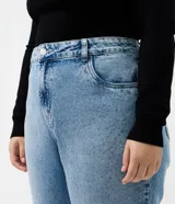 Pantalón de jean corte recto en color azul claro, con aplicación de brillo sutil en las piernas. Presenta cintura estructurada, cierre frontal con botón y cremallera, y diseño clásico de cinco bolsillos.