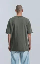 Remerón de algodón premium americano color verde militar, con corte extra oversize, hombros caídos y cuello redondo.
