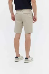 Bermuda de corte chino color azul marino, con diseño clásico de líneas simples y estructura liviana.