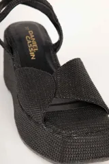 Sandalias negras de yute con hebilla ajustable y plataforma alta de 8cm.
