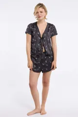 Top negro con estampado animal print en tonos beige y marrón, escote en V y lazo de ajuste en el centro.