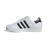 Championes Adidas Superstar blancos con las tres tiras laterales en negro y contrafuerte trasero negro con logo blanco.