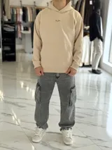 Pantalón cargo de jean azul claro, con bolsillos laterales en las piernas y corte holgado.