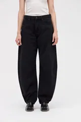 Jean de tiro alto con silueta tipo globo, de cintura ajustada y piernas holgadas que se estrechan hacia el bajo.