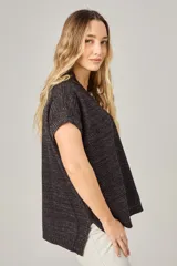 Remeron de tejido de punto con destellos de lurex, color negro, con cuello en V y mangas cortas.